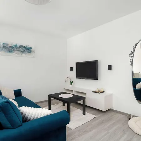 Апартаменты Charming Apartment Near The City Centre Poznan Przemyslowa 50 By Heyrent