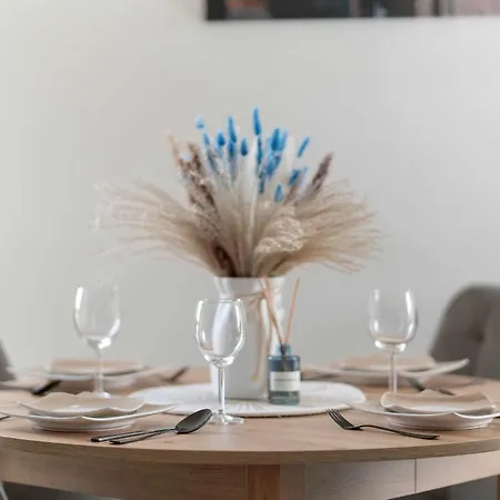 Апартаменты Charming Apartment Near The City Centre Poznan Przemyslowa 50 By Heyrent Познань