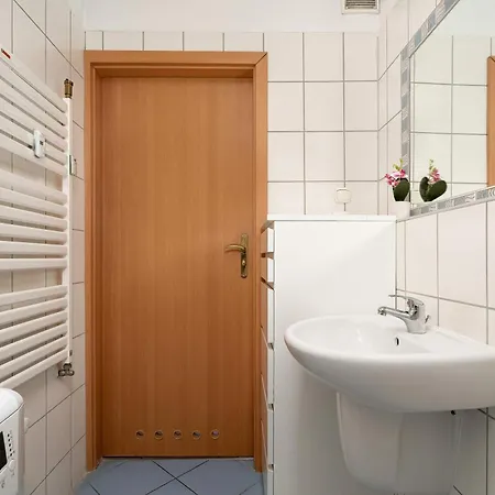 Апартаменты Charming Apartment Near The City Centre Poznan Przemyslowa 50 By Heyrent